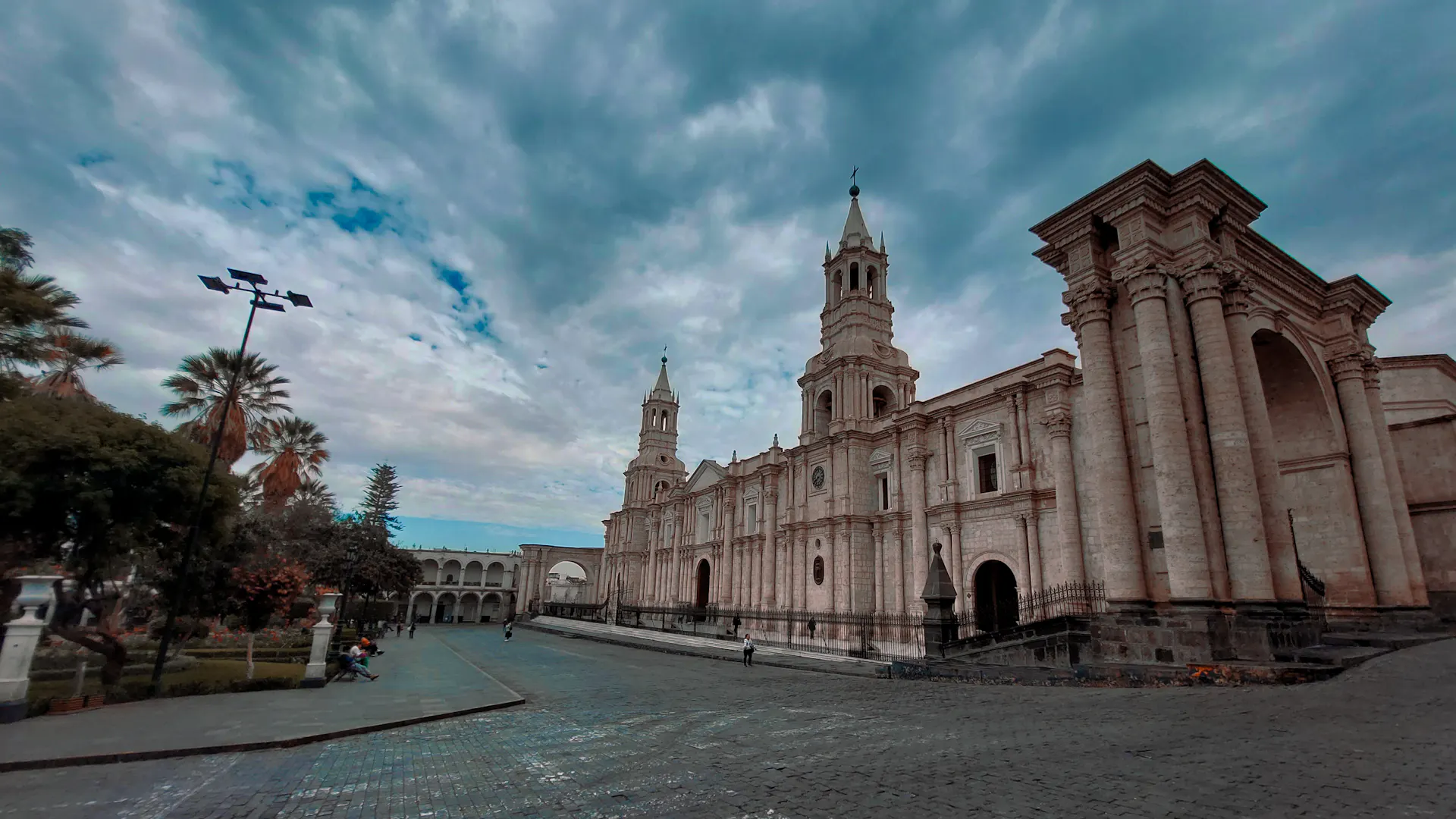 Plaza de Armas de Arequipa con gente: agencia SEO en Arequipa