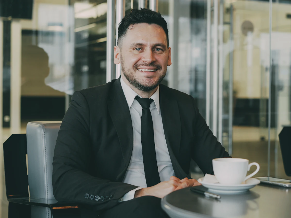 Empresario sonriendo en su oficina de Arequipa: posicionamiento SEO en Arequipa