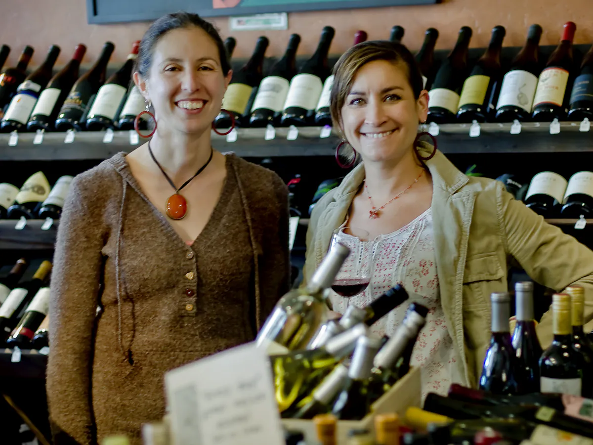 Emprendedoras en una tienda de vinos de Ica: posicionamiento SEO en Ica
