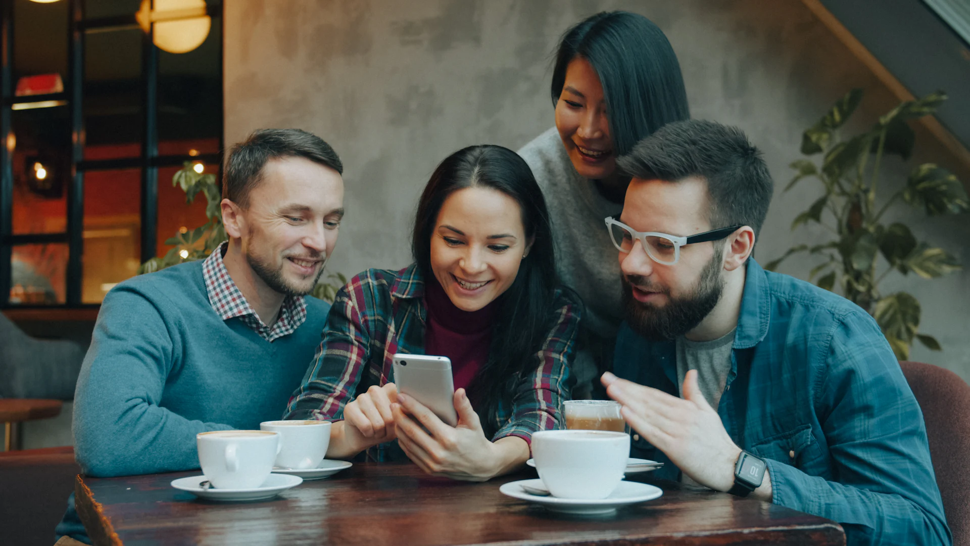 Amigos viendo publicidad en redes sociales desde el celular en Huancayo
