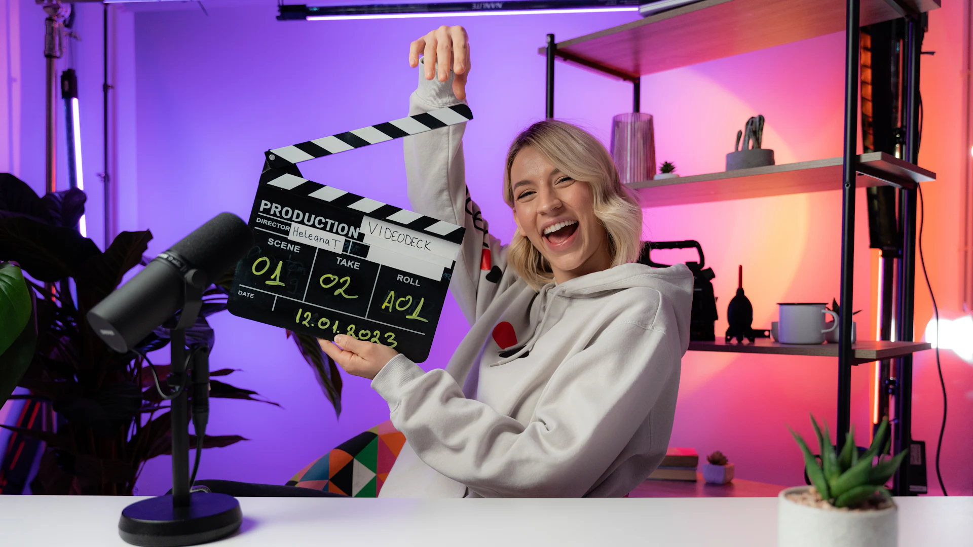 Creadora de contenido con claqueta grabando un video para YouTube en Huancayo
