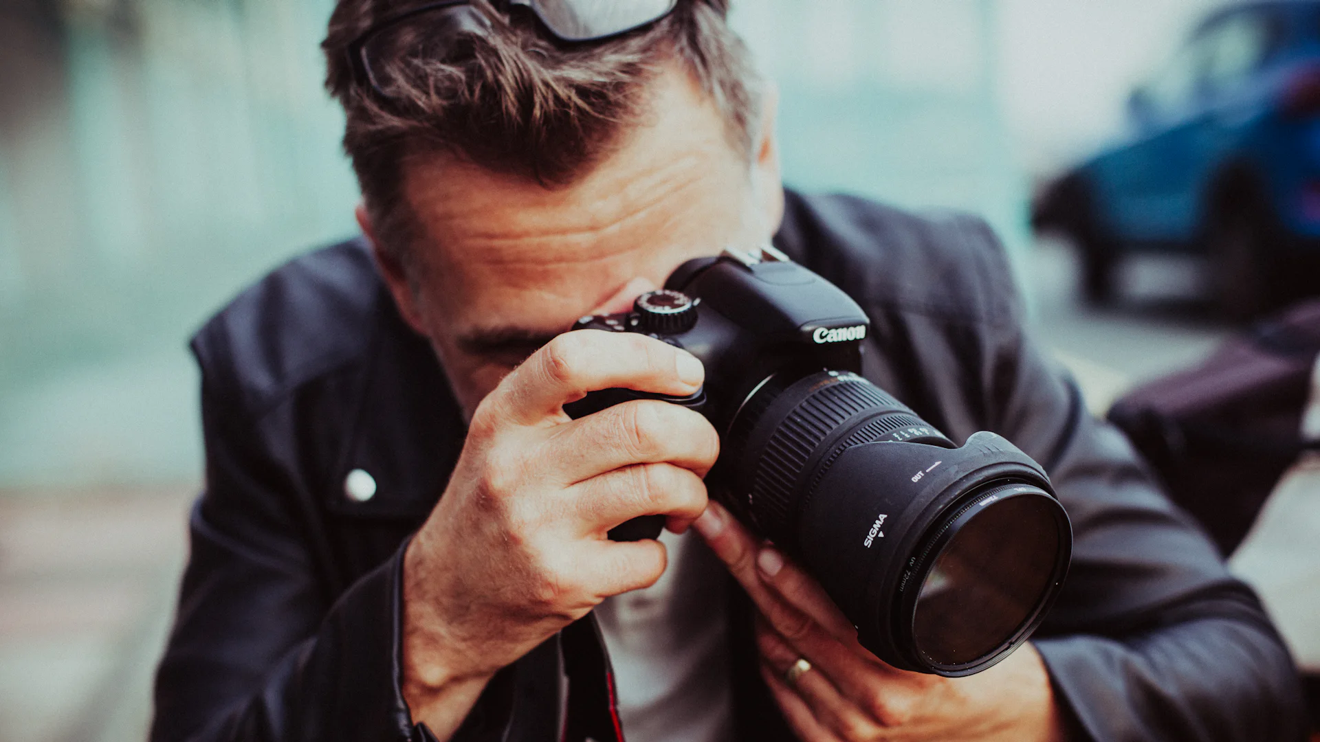 Fotógrafo profesional en Huancayo con su cámara