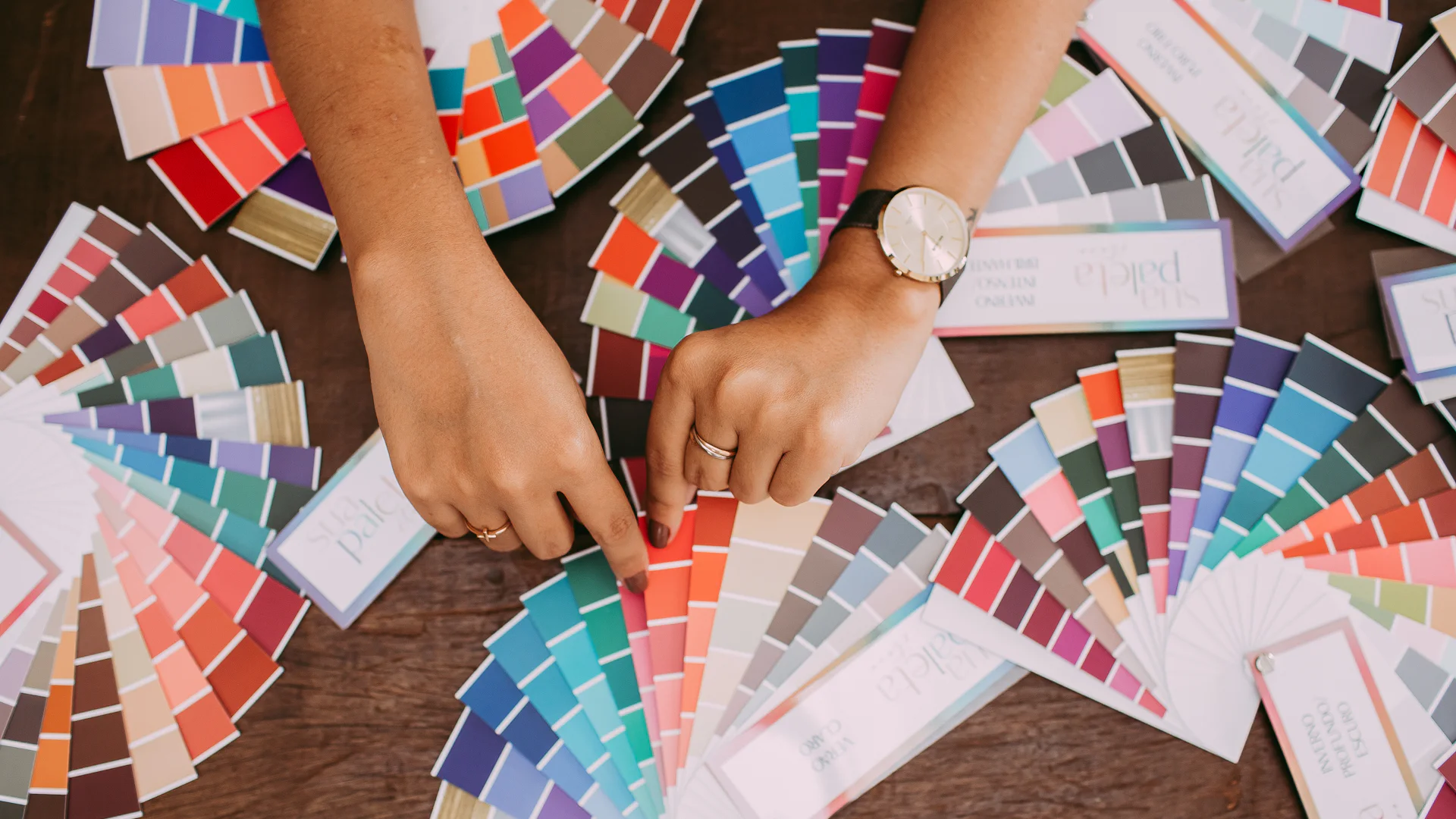 Diseñador revisando muestras de color para la identidad visual de una marca en Huancayo